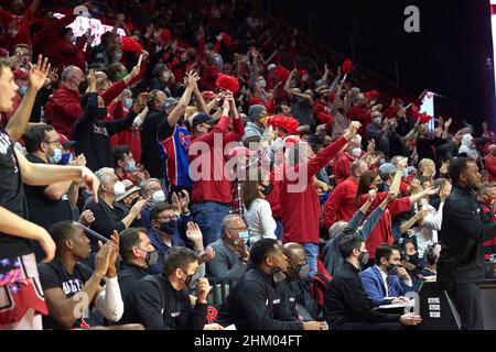6. Februar 2022, Piscataway, New Jersey, USA: Rutgers Scarlet Knights Fans während der Big Ten Basketball Action zwischen den Michigan State Spartans und den Rutgers Scarlet Knights in der Jersey Mikes Arena in Piscataway, New Jersey am Samstag, den 5 2022. Februar. Rutgers bringt Michigan State 84-63 zum Erliegen. Duncan Williams/CSM Stockfoto