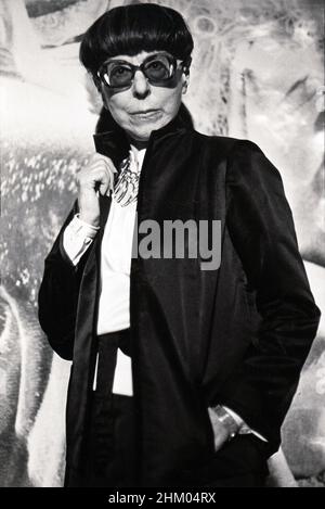 Ein Porträt der Kostümbildnerin und Gewinnerin mehrerer - 8 - Academy Awards, Edith Head. In Manhattan, kurz vor dem Ende ihres Lebens im Jahr 1978. Stockfoto