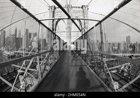 Eine vorübergehende Rampe über die Brooklyn Bridge, während der Fußgänger- und Radweg gerade renoviert wurde. Um 1980, als die Brücke in einem schweren Zustand war. Stockfoto