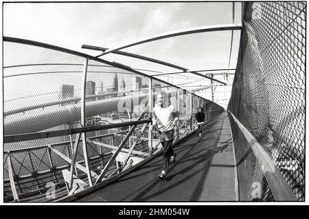 Eine vorübergehende Rampe über die Brooklyn Bridge, während der Fußgänger- und Radweg gerade renoviert wurde. Um 1980, als die Brücke in einem schweren Zustand war. Stockfoto