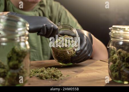 Cannabisknospen in einem Glas, fertig zum Verzehr. Stockfoto
