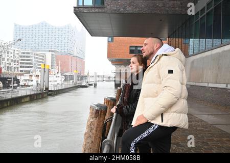 Eric Sindermann (33) aka Dr. Sindsen, Ex-Profi-Handballer und heutiger Modedesigner mit Freundin Katharina (26) aka Katha Hambu kamen zum Wochenend-B Stockfoto