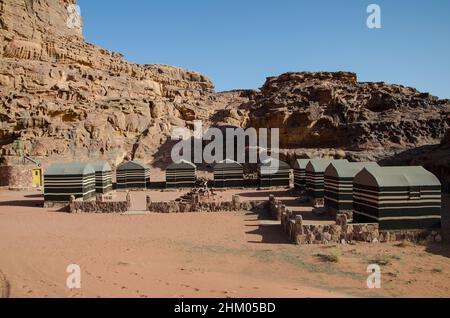 Schöne Aufnahme von einigen Camps in der Nähe einiger riesiger Klippen im Wadi Rum, Jordanien. Stockfoto