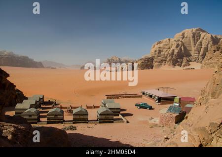 Schöne Aufnahme von einigen Camps in der Nähe einiger riesiger Klippen im Wadi Rum, Jordanien. Stockfoto