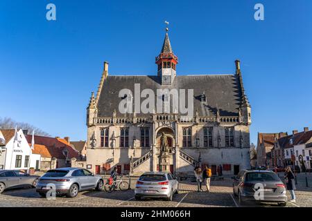 Das gotische Rathaus in Damme, Westflandern, Belgien, Europa | Gotisches Rathaus in Damme, Westflandern, Belgien, Europa Stockfoto