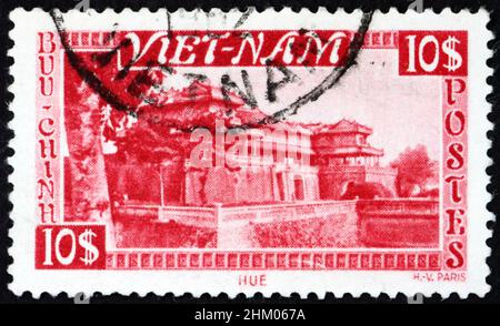 VIETNAM - UM 1951: Eine in Vietnam gedruckte Briefmarke zeigt den Kaiserlichen Palast, Hue, um 1951 Stockfoto