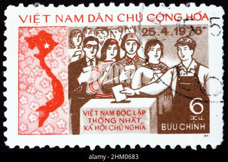 VIETNAM - UM 1976: Eine in Vietnam gedruckte Briefmarke zeigt Karte, handverlesende Stimmzettel an der Wahlurne, 1st Wahlen zur Vereinigten Nationalversammlung, um 1976 Stockfoto