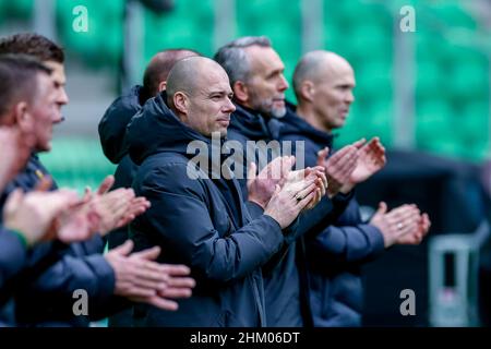 GRONINGEN, NIEDERLANDE - 6. FEBRUAR: Cheftrainer Danny Buijs vom FC Groningen während einer Applaus-Minute für Wim Jansen beim niederländischen Eredivisie-Spiel zwischen dem FC Groningen und Schieß los. Eagles am 6. Februar 2022 im Stadion Euroborg in Groningen, Niederlande (Foto: Henk Jan Dijks/Orange Picles) Stockfoto