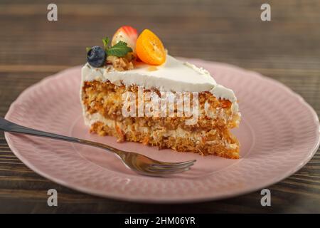 Karotten-Orangenkuchen für Diabetiker, dekoriert mit frischem Obst und Minze Stockfoto