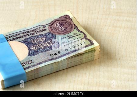 Nov.13 2021 Very Rare One Rupie 100 Serial Notes Bundle 1 Rupie Banknote verzogen mit Band, signiert vom BMI Bimal Jalan Government of Indi Stockfoto