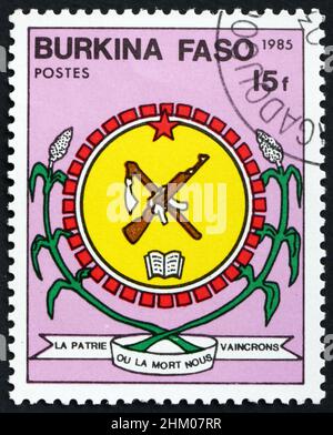 BURKINA FASO - UM 1985: Eine in Burkina Faso gedruckte Briefmarke zeigt National Arms, um 1985 Stockfoto