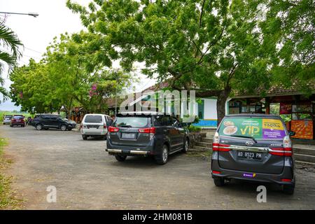 Rembang, Indonesien - August 2023 : Lontong tuyuhan ist eines der typischen Lebensmittel aus Lontong Reis aus dem Tuyuhan Village, Pancur District. Stockfoto