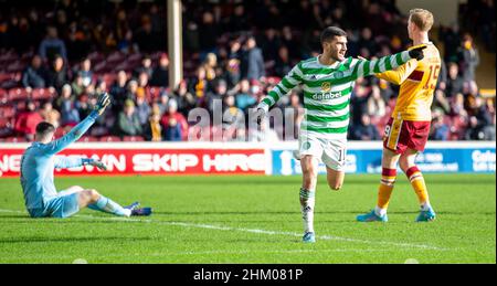 Motherwell, Schottland, Großbritannien. Motherwell, Schottland, Großbritannien. 6th. Februar 2022 ; Fir Park, Motherwell, Schottland; Scottish Premier League Football, Motherwell versus Celtic; Liel Abada von Celtic feiert, wie er in der 28th-minütigen Spielzeit 1-0 Punkte erzielt hat Kredit: Action Plus Sports Images/Alamy Live News Kredit: Action Plus Sports Images/Alamy Live News Kredit: Action Plus Sports Images/Alamy Live News Stockfoto