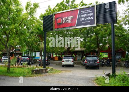 Rembang, Indonesien - August 2023 : Lontong tuyuhan ist eines der typischen Lebensmittel aus Lontong Reis aus dem Tuyuhan Village, Pancur District. Stockfoto