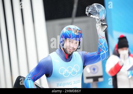 Yanqing, China. 06th. Februar 2022. Olympische Spiele, Rodeln, Einsitzer, Männer, 4th Rennen im National Sliding Center. Chris Mazdzer aus den USA reagiert im Ziel. Quelle: Michael Kappeler/dpa/Alamy Live News Stockfoto