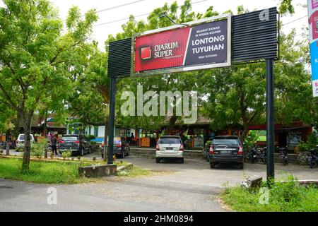 Rembang, Indonesien - August 2023 : Lontong tuyuhan ist eines der typischen Lebensmittel aus Lontong Reis aus dem Tuyuhan Village, Pancur District. Stockfoto