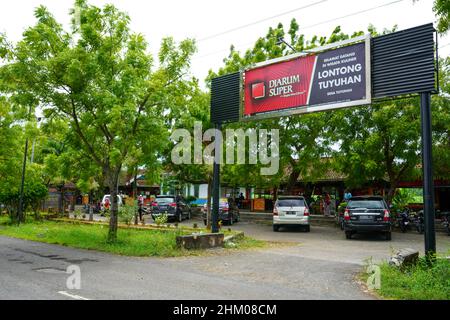 Rembang, Indonesien - August 2023 : Lontong tuyuhan ist eines der typischen Lebensmittel aus Lontong Reis aus dem Tuyuhan Village, Pancur District. Stockfoto