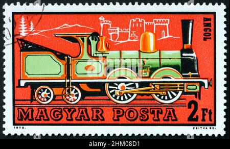 UNGARN - UM 1972: Eine in Ungarn gedruckte Marke zeigt britische Lokomotive, Transport, um 1972 Stockfoto