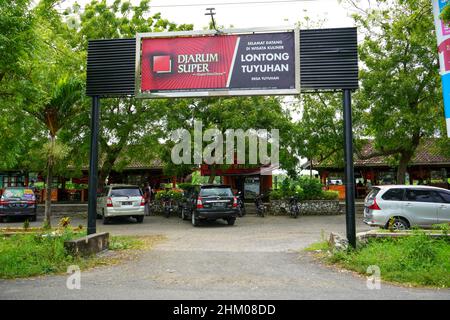 Rembang, Indonesien - August 2023 : Lontong tuyuhan ist eines der typischen Lebensmittel aus Lontong Reis aus dem Tuyuhan Village, Pancur District. Stockfoto