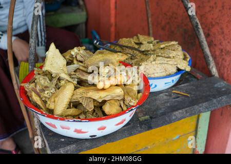 Lontong Tuyuhan, eine der typischen Speisen der Gegend von Rembang, die bereits vielen Menschen bekannt ist. Es heißt Lontong tuyuhan, weil der Schöpfer und Stockfoto