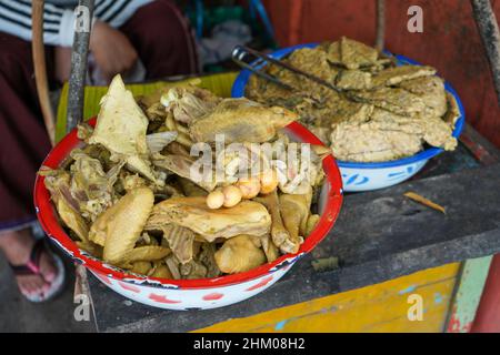 Lontong Tuyuhan, eine der typischen Speisen der Gegend von Rembang, die bereits vielen Menschen bekannt ist. Es heißt Lontong tuyuhan, weil der Schöpfer und Stockfoto