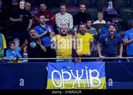 AMSTERDAM, NIEDERLANDE - 6. FEBRUAR: Fans der Ukraine während des Männer-Futsal-EM 2022-Spiels auf dem dritten Platz zwischen Spanien und der Ukraine im Ziggo Dome am 6. Februar 2022 in Amsterdam, Niederlande (Foto: Jeroen Meuwsen/Orange Picles) Stockfoto