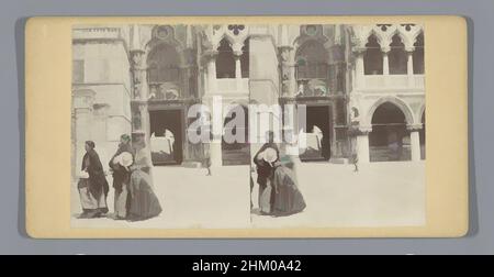 Kunst inspiriert von Blick auf die Porta della Carta des Dogenpalastes in Venedig, mit drei Frauen im Vordergrund, San Marcoplein, c.. 1850 - c. 1880, Karton, Albumendruck, Höhe 85 mm × Breite 170 mm, Classic Works modernisiert von Artotop mit einem Schuss Moderne. Formen, Farbe und Wert, auffällige visuelle Wirkung auf Kunst. Emotionen durch Freiheit von Kunstwerken auf zeitgemäße Weise. Eine zeitlose Botschaft, die eine wild kreative neue Richtung verfolgt. Künstler, die sich dem digitalen Medium zuwenden und die Artotop NFT erschaffen Stockfoto