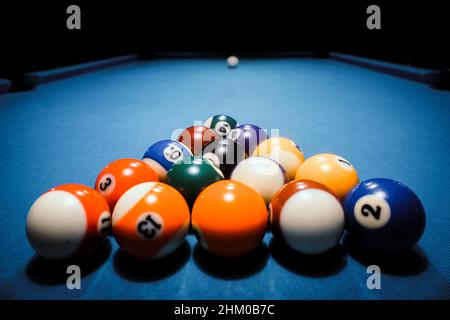 Poolspiel - Kugeln in dreieckiger Form auf einem Tisch Stockfoto