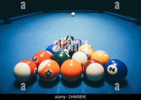 Poolspiel - Kugeln in dreieckiger Form auf einem Tisch Stockfoto