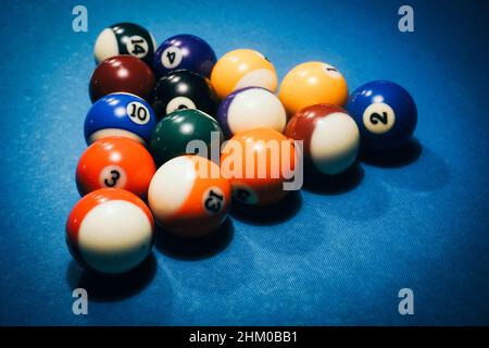 Poolspiel - Kugeln in dreieckiger Form auf einem Tisch Stockfoto