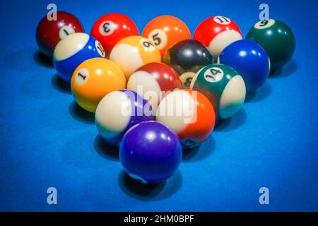 Poolspiel - Kugeln in dreieckiger Form auf einem Tisch Stockfoto