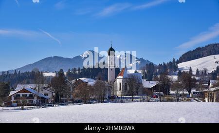 Wallfahrtskirche Maria Hilf in Speiden im Ostallgäu, im Hintergrund der Edelsberg (1630 m) und der Alpspitz (1575 m), Schwaben, Bayern, Deutschland Stockfoto