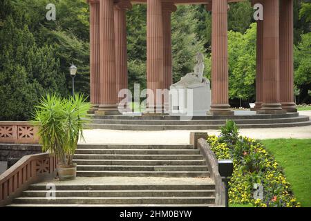 Der neoklassische Elisabethenbrunnen mit der griechischen Göttin Hygiena im Kurpark in Bad Homburg, Hessen, Deutschland Stockfoto