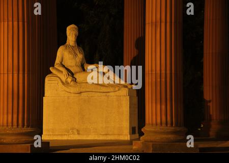 Die griechische Göttin Hygienia beim Elisabethenbrunnen im Kurpark bei Nacht in Bad Homburg, Hessen, Deutschland Stockfoto