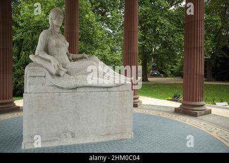 Die griechische Göttin Hygienia am Elisabethenbrunnen im Kurpark in Bad Homburg, Hessen, Deutschland Stockfoto