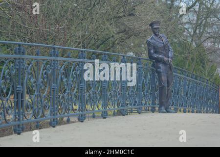 Statue und lebensgroße Figur von Elvis Presley, angelehnt an Brückengeländer, Bad Nauheim, Hessen, Deutschland Stockfoto
