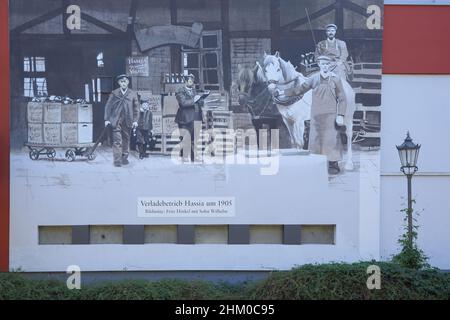 Wandbild von FALL zu FALL aus der historischen Hassia-Fabrik in Bad Vilbel, Hessen, Deutschland Stockfoto