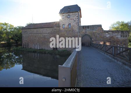 Wasserschloss im Gegenlicht in Bad Vilbel, Hessen, Deutschland Stockfoto