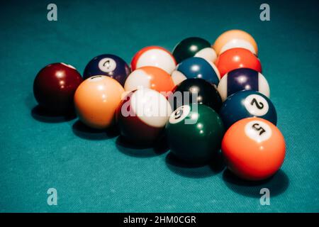 Poolspiel - Kugeln in dreieckiger Form auf einem Tisch Stockfoto