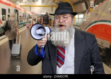 Selbstbewusster bärtiger Mann, der in ein Megaphon spricht. Blur Bahnhof Hintergrund. Wichtige Ankündigung für Touristen. Stockfoto