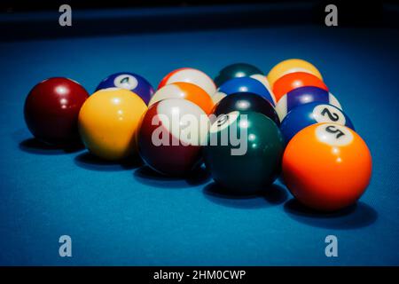 Poolspiel - Kugeln in dreieckiger Form auf einem Tisch Stockfoto