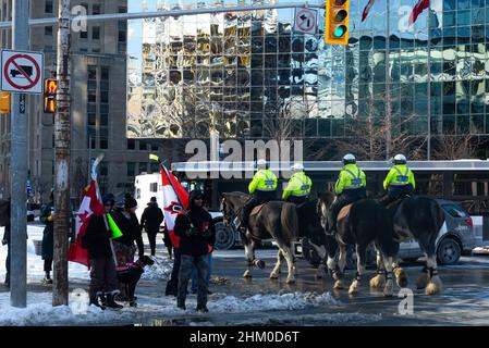 Toronto, ON, Kanada – 05. Februar 2022: Demonstranten versammeln sich in der Innenstadt von Toronto zu einem Protest gegen Covid-19-Impfvorschriften und -Beschränkungen. Stockfoto