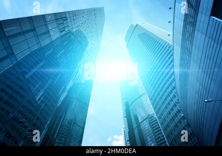 Moderne Wolkenkratzer-Bürogebäude mit perspektivischer Sicht und Lichteffekt in blauer Farbe. Business Center-Konzept für das Finanzwesen. Stockfoto