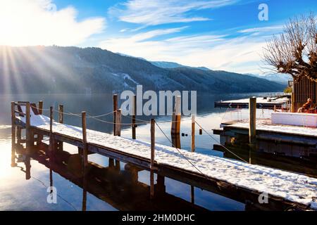 Ein Panoramablick auf den Millstätter See - Millstätter See in den österreichischen Alpen. Der See ist von hohen Bergen umgeben. Stockfoto