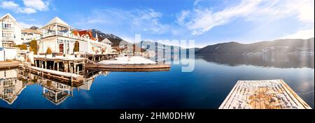 Ein Panoramablick auf den Millstätter See - Millstätter See in den österreichischen Alpen. Der See ist von hohen Bergen umgeben. Stockfoto