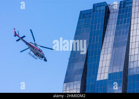 Wien, Wien: Helikopter für Dreharbeiten zum Netflix-Film 'Tyler Rake – Extraction' mit Schauspieler Chris Hemsworth vor dem Wolkenkratzer DC Tower 1, Helikopter Stockfoto