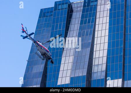 Wien, Wien: Helikopter für Dreharbeiten zum Netflix-Film 'Tyler Rake – Extraction' mit Schauspieler Chris Hemsworth vor dem Wolkenkratzer DC Tower 1, Helikopter Stockfoto