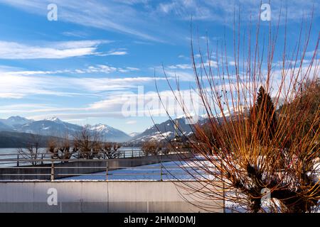 Ein Panoramablick auf den Millstätter See - Millstätter See in den österreichischen Alpen. Der See ist von hohen Bergen umgeben. Stockfoto