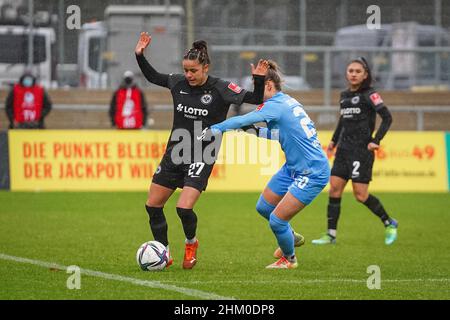 Frankfurt, Deutschland. 06th. Februar 2022. Frankfurt, Deutschland, Februar 6th Laura Feiersinger (27 Frankfurt) und Jana Vojtekova (20 Freiburg) beim Flyeralarm Frauen-Bundesliga 2021/2022 Spiel zwischen Eintracht Frankfurt und SC Freiburg im Stadion am Brentanobad in Frankfurt am Main. Norina Toenges/Sports Press Phot Credit: SPP Sport Press Photo. /Alamy Live News Stockfoto