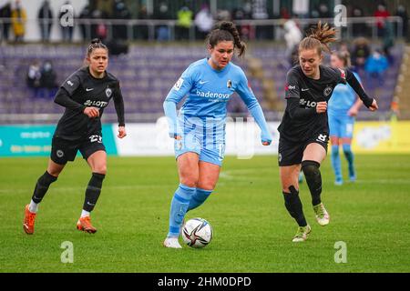 Frankfurt, Deutschland. 06th. Februar 2022. Frankfurt, Deutschland, Februar 6th Svenja Foelmli (13 Freiburg) und Sjoeke Nuesken (8 Frankfurt) während des Flyeralarm Frauen-Bundesliga 2021/2022-Spiels zwischen Eintracht Frankfurt und SC Freiburg im Stadion Brentanobad in Frankfurt am Main. Norina Toenges/Sports Press Phot Credit: SPP Sport Press Photo. /Alamy Live News Stockfoto